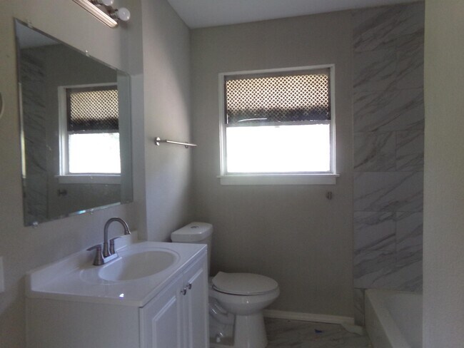 Building Photo - 141 Gardenia St