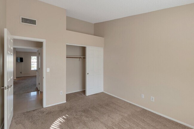 Building Photo - Stunning 3-bedroom, 2-bathroom home locate...