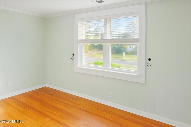 Building Photo - 174 James St