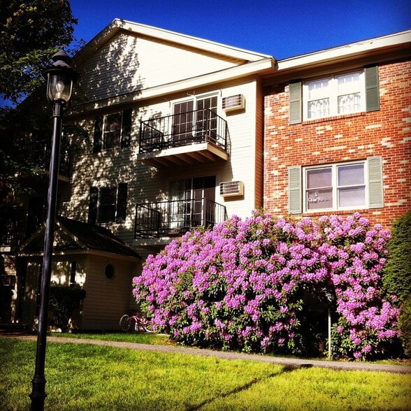 Building Photo - 11 Saint James Pl