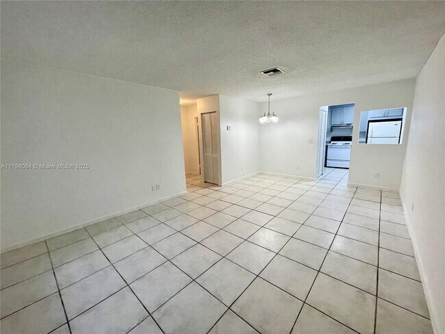 Building Photo - 10992 Royal Palm Blvd