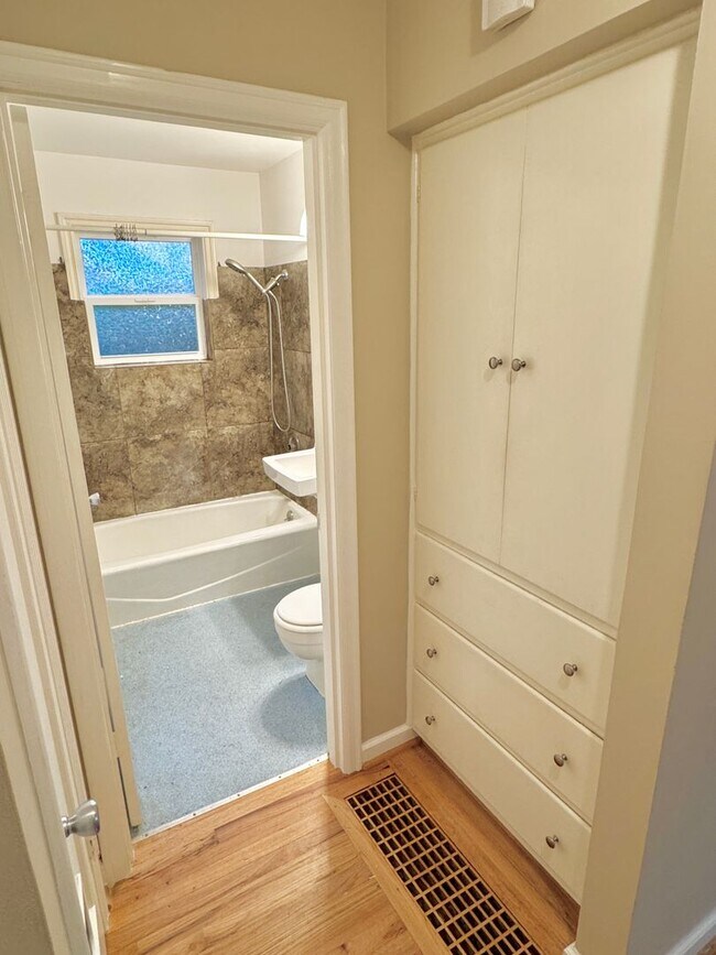 Building Photo - Rose City Park Neighborhood Quintessential Ranch Home on Corner Lot with Huge Basement, Fenced Ya...