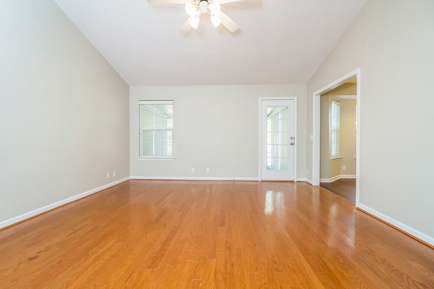 Building Photo - 7113 S Hampton Blvd