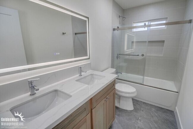 Building Photo - Fully Remodeled 3Bdm 2Ba Home in the Heart...