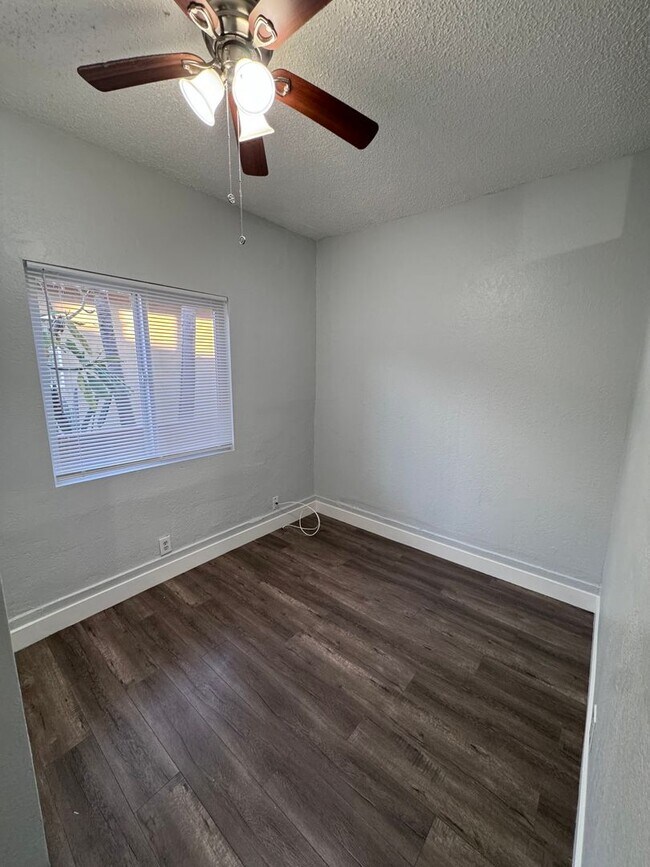 Building Photo - Charming 1 Bed 1 Bath Unit - Move in Speci...