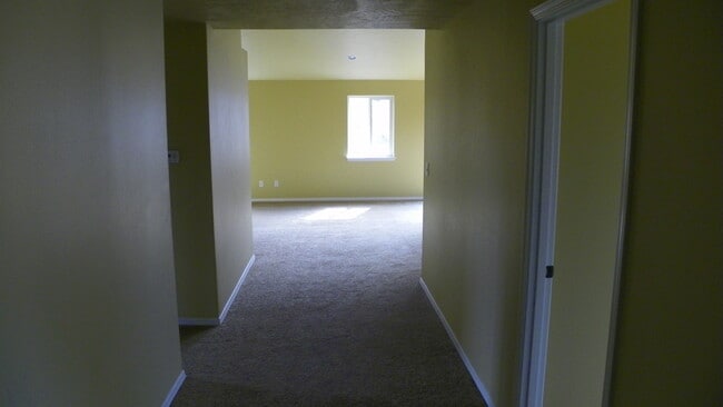 Building Photo - NE 3 Bdrm Home, All Appliances, Gas Heat, ...