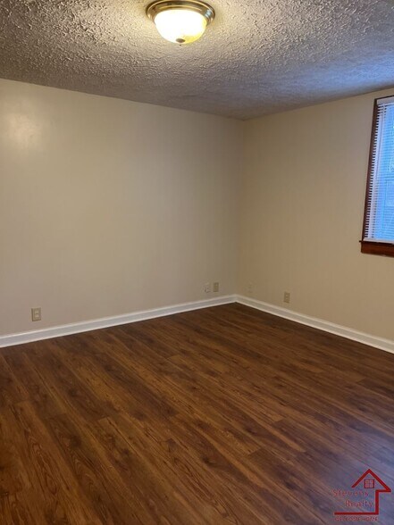 Building Photo - 864 Treewood Dr