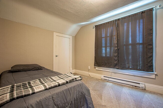 Building Photo - Cute 3 Bedroom / 1 Bath Home in Fremont!