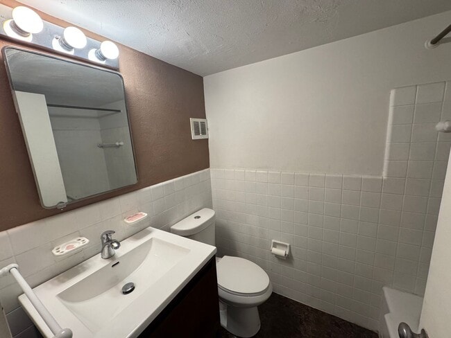 Building Photo - Beautiful 2-Bedroom 2-Bathroom 1st Floor Gold Coast Condo