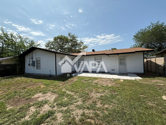 Building Photo - 1719 Farwell Dr