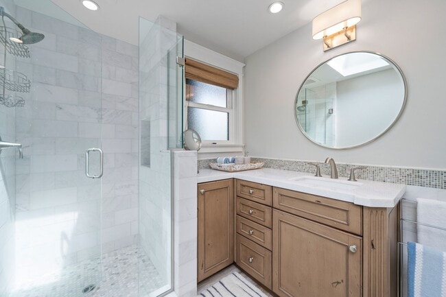 Building Photo - Stunning Single Family Home in the Heart o...