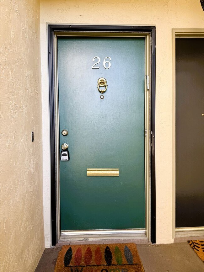 Building Photo - 4 bed, 2.5 bath top floor corner unit cond...