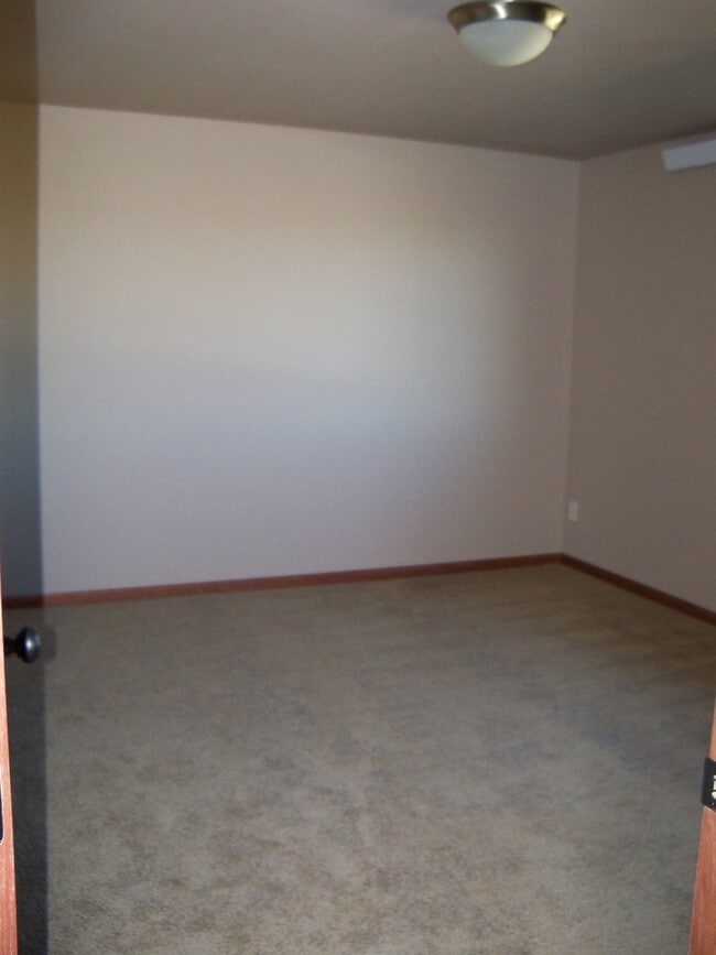 Building Photo - 2 BED | 2 BATH | DOUBLE GARAGE | TOWNHOME | SOUTH