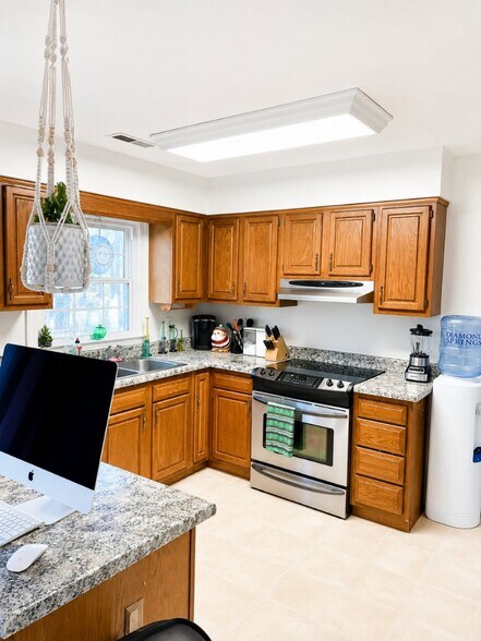Building Photo - 4426 Thorncroft Dr