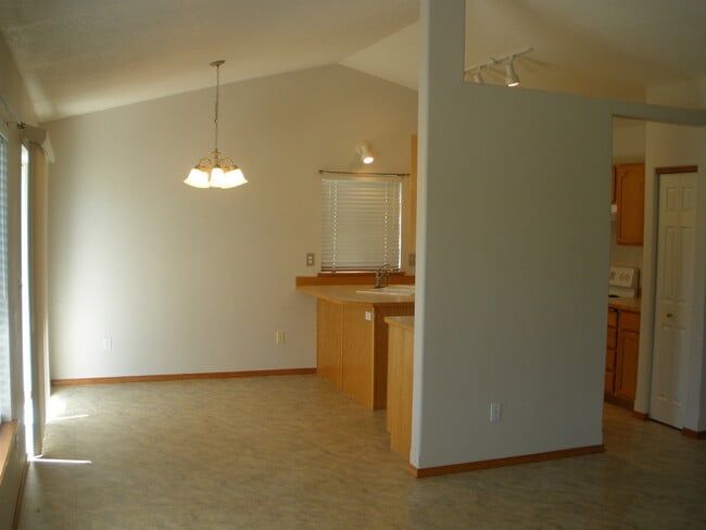 Building Photo - Must See!!!