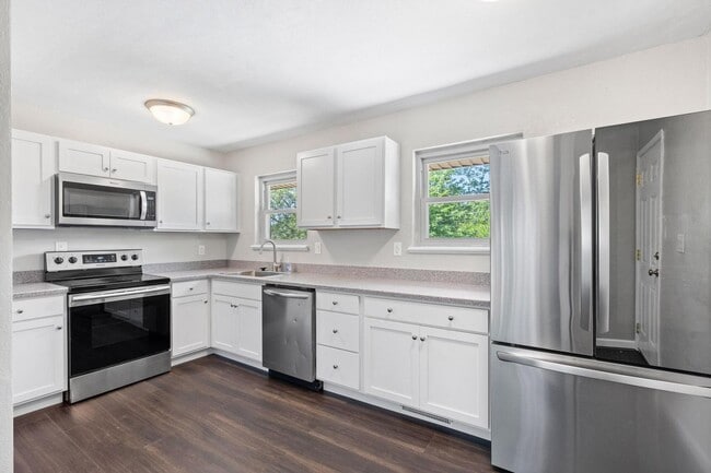 Building Photo - Charming 4-Bedroom Home in Desirable Neigh...