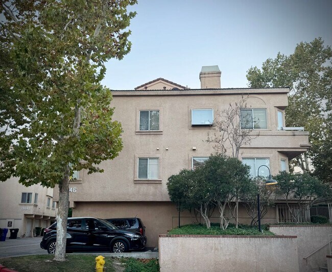 Building Photo - Spacious 3 bedroom condo