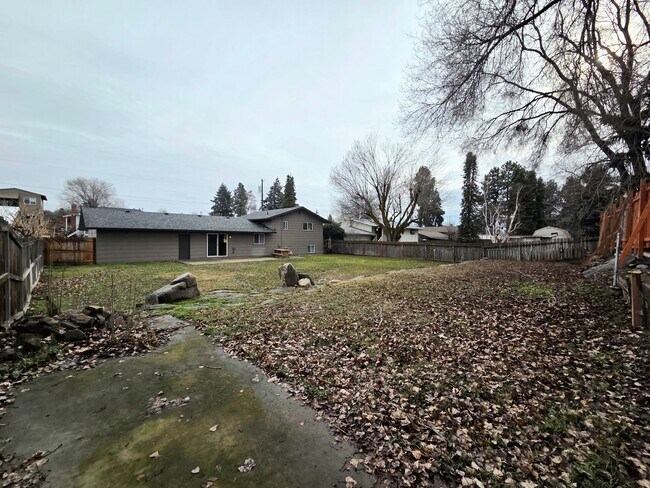 Building Photo - **Charming 3 Bedroom + Bonus, 2.5 Bath House for Rent in Desirable East Wenatchee**