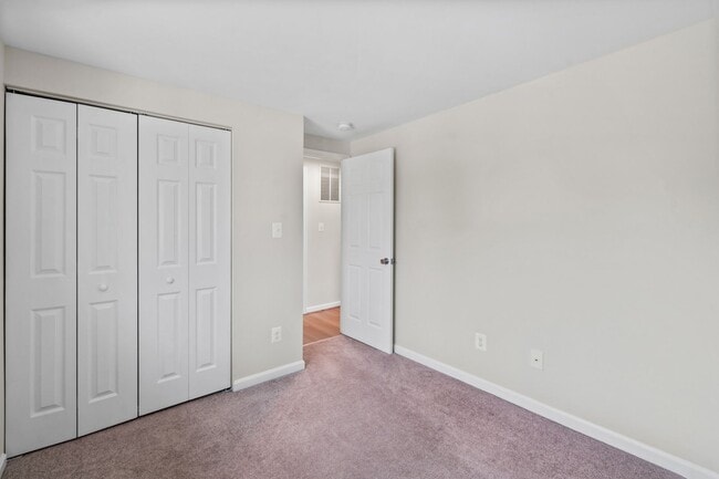 Building Photo - Condo in Woodside Square. 3Br / 1Ba Renovated. Garage.
