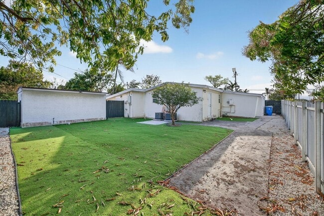 Building Photo - 108 SW 24th Ave