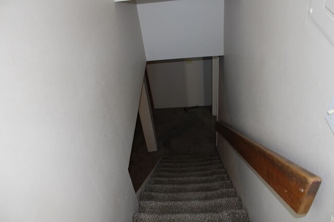 Building Photo - 1832 N Crestmore Ct