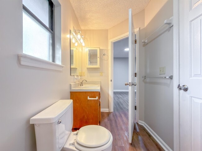 Building Photo - 1556 Twin Lakes Cir