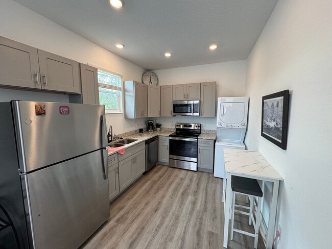 Building Photo - Cozy one bedroom apartment near downtown St. Petersburg