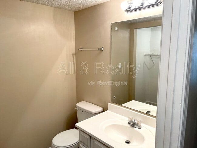 Building Photo - 145 Meadowbrook Ct