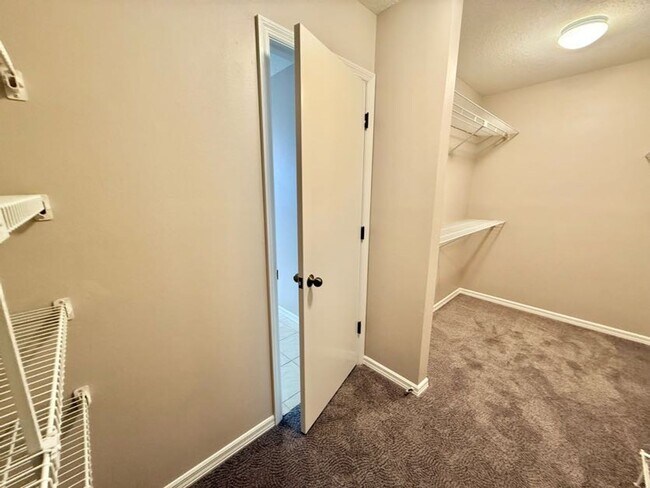 Building Photo - Large and Stunning 2700sqft Newly Renovated 3BR 3BTH!