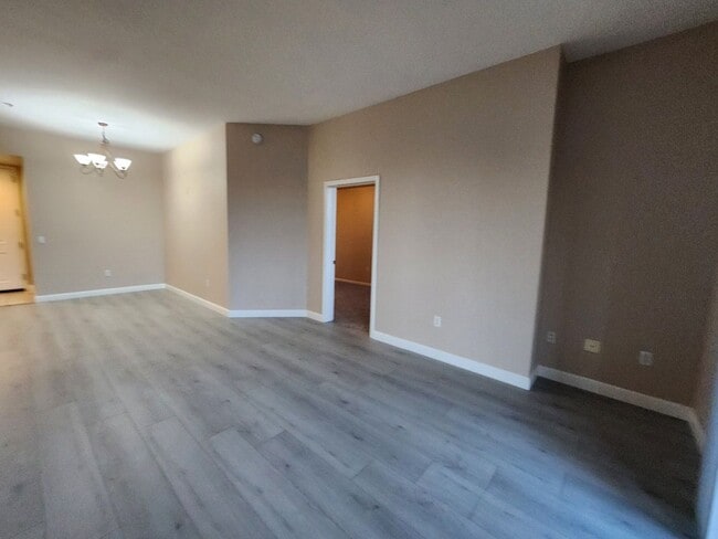 Building Photo - Great Park Ave Condo Unit!