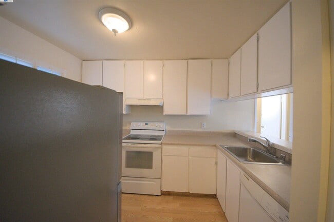 Building Photo - 1060 Oak Grove Rd