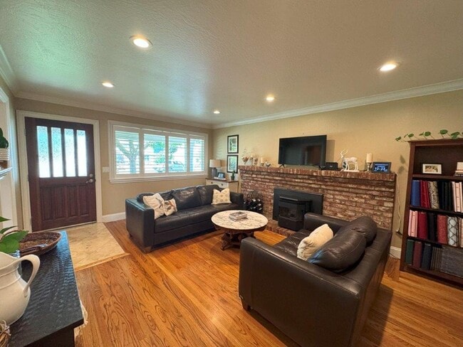 Building Photo - Stunning 3-Bedroom Home with Pool in South...