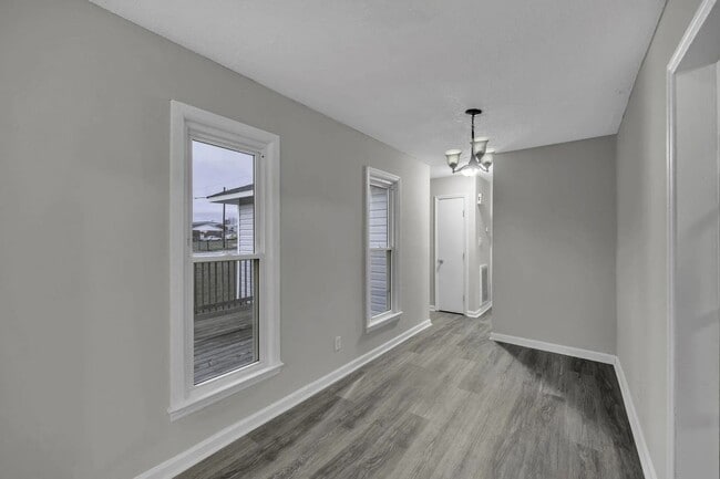 Building Photo - Newly Renovated & Move in ready