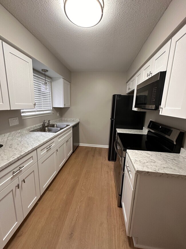 Building Photo - 102 Briarview Cir