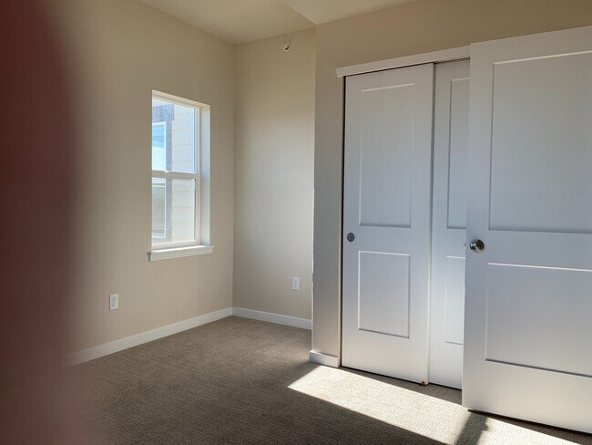 Building Photo - Fantastic Condo on Windsor Lake