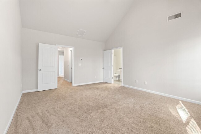 Building Photo - 3 bed 2.5 bath Townhome in Jonesboro!