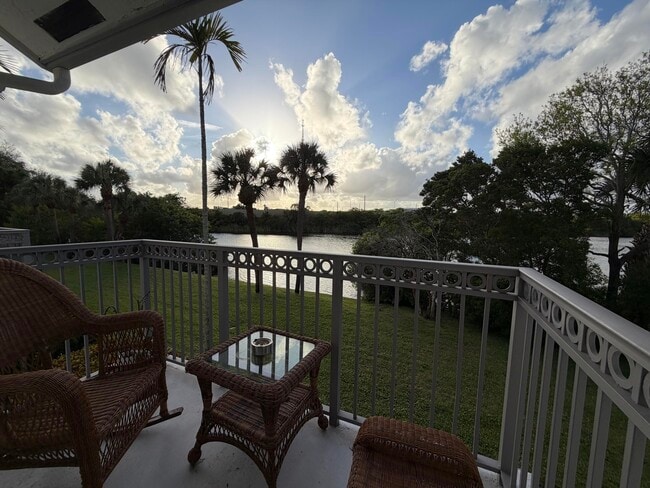 Building Photo - 2052 Alta Meadows Ln