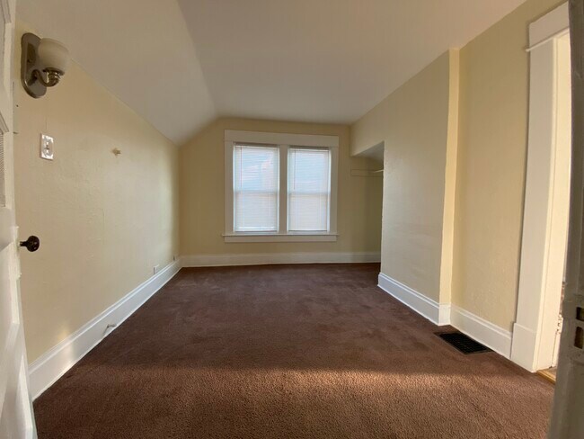 Building Photo - 271 Gift St.