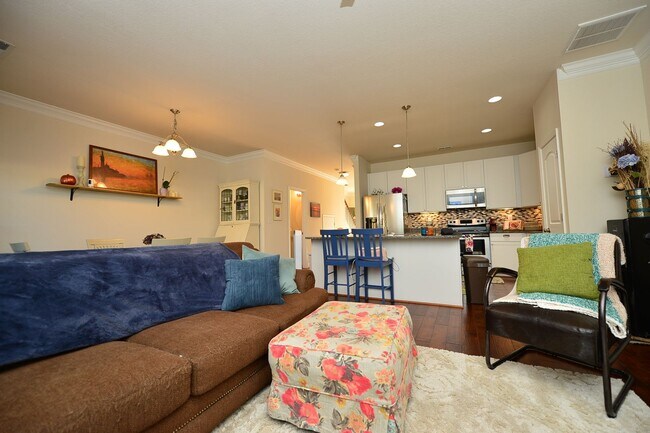 Building Photo - Clubhouse and pool community in the heart of Greenbrier!