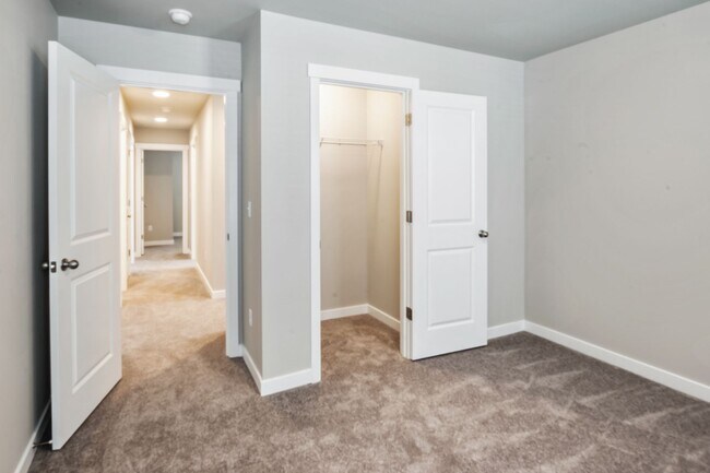 Building Photo - Modern 5bd 2.5ba