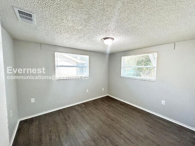 Building Photo - 2 Bed/1 Bath Home with Garage / Pet-Friendly / Coming Soon!