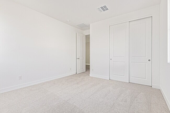 Building Photo - 713 W Longwood Dr