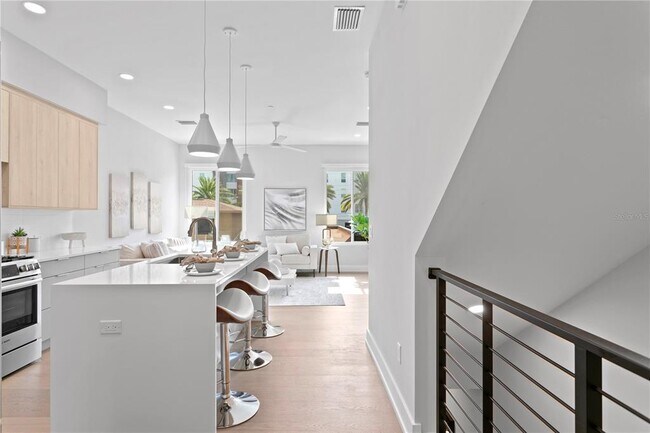 Building Photo - 368 6th St S
