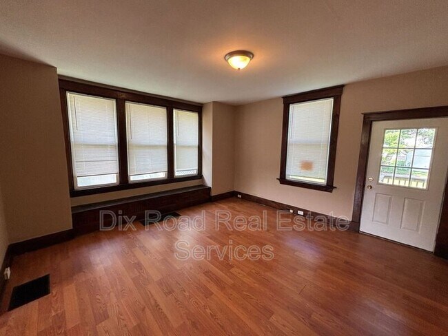 Building Photo - 11169 Maple St