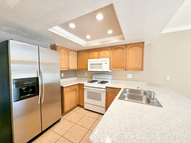 Building Photo - AVAILABLE NOW!! 3 Bedroom / 2 Bathroom Townhouse with pool in Cathedral City