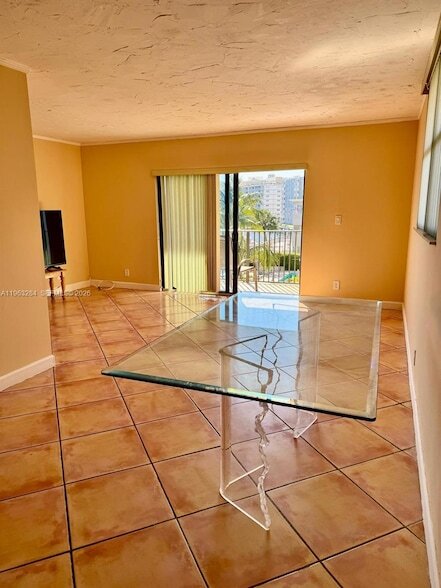 Building Photo - 1900 Diana Dr