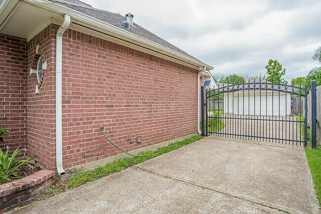 Building Photo - 6105 Jordan Dr