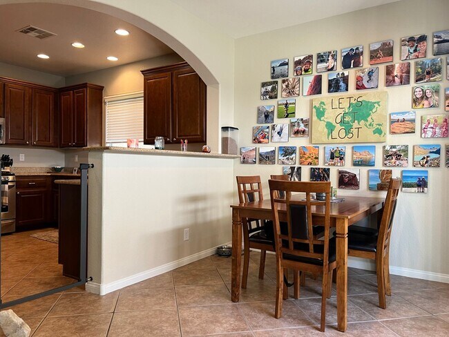 Building Photo - ABSOLUTELY AMAZING! Large 4 bedroom 2 stor...