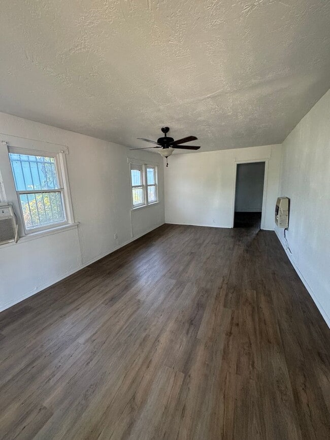 Building Photo - 3bedroom 1bathroom electric and water PAID...