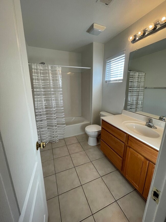 Building Photo - Gated community, 2 Br, 2 Ba, 1 car garage